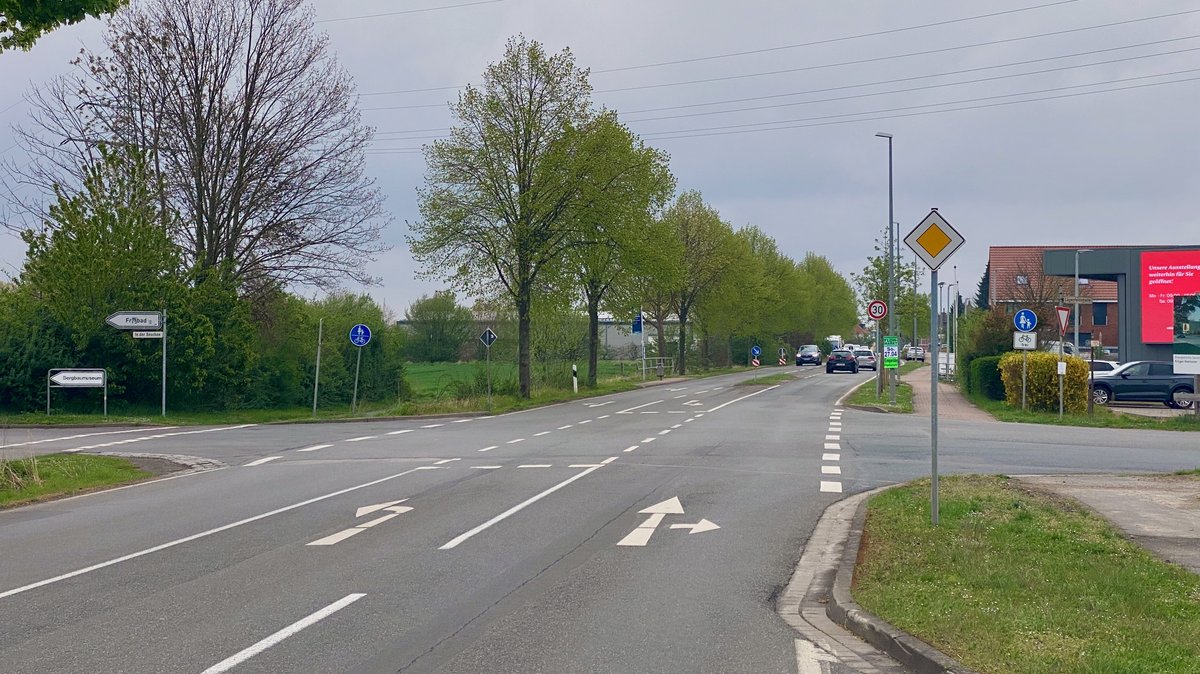 Blick auf die Nenndorfer Straße in Empelde in Richtung Ort